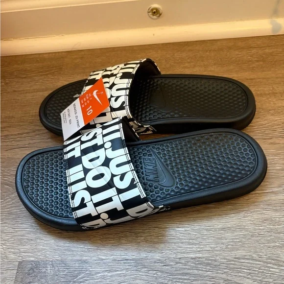 NWT Men’s  Black and White Nike Slides (10) - Picture 6 of 8